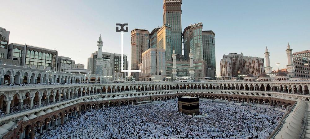 Al Ghufran Safwah Hotel Makkah Mekka Buitenkant foto The image shows a large crowd of people gathered around the Kaaba, a sacred structure located in the courtyard of the Masjid al-Haram in Mecca, Saudi Arabia. Surrounding the Kaaba are buildings, likely hotels and other structures that accommodate pil