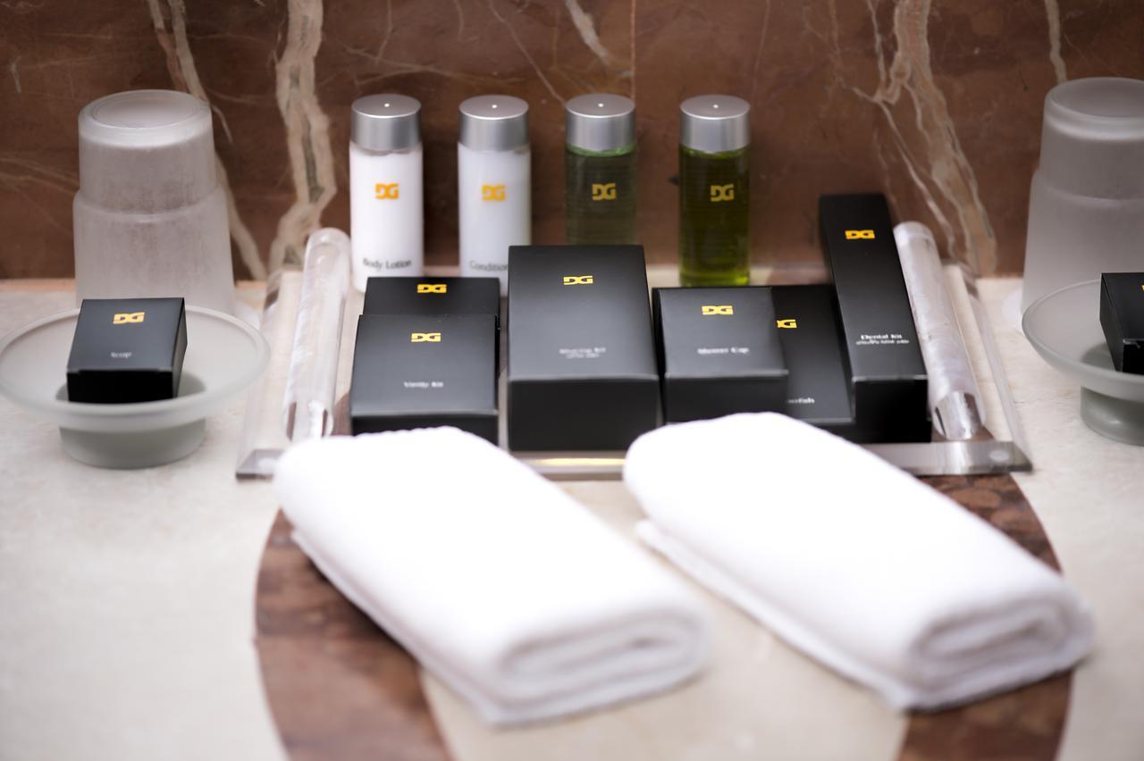 Al Ghufran Safwah Hotel Makkah Mekka Buitenkant foto The photo shows a neatly arranged assortment of bathroom amenities. There are several small bottles of toiletries, including shampoo, conditioner, and body wash, labeled with a brand. Additionally, there are a few black boxes which likely contain soa