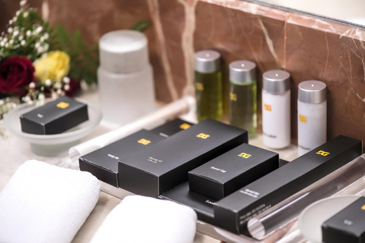 Al Ghufran Safwah Hotel Makkah Mekka Buitenkant foto The photo shows a neatly arranged selection of bathroom amenities. There are several black boxes, likely containing luxury toiletries, with a simple logo or design. Nearby, there are various bottles, some with a green liquid and others in a light-col